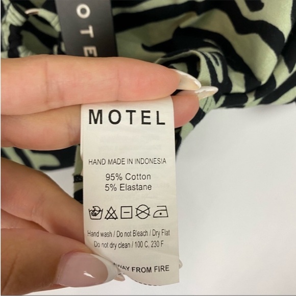 Motel Malz Wavy Crop Top Ring Detail Size XL - Picture 5 of 6